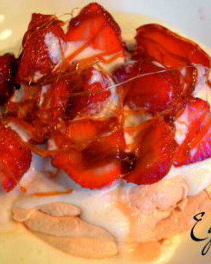 Рецепт десерта анны павловы с йогуртома, клубникого и сахарными нитями