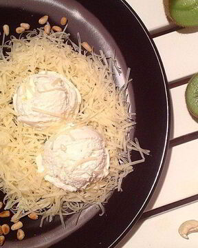 Гнездо из пармезана с пломбиром и орешками