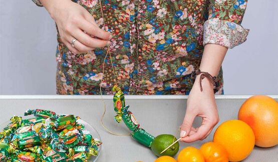 елка из фруктов и конфет