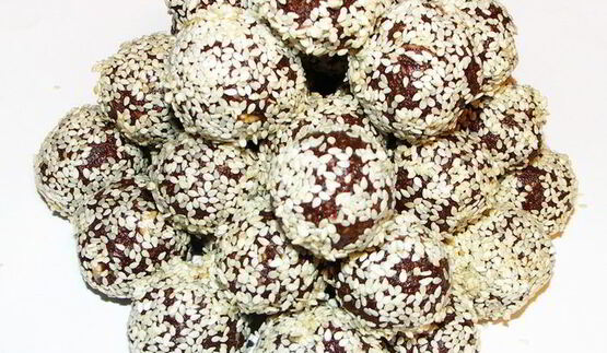 конфетки из чернослива, грецких орехов и шоколада