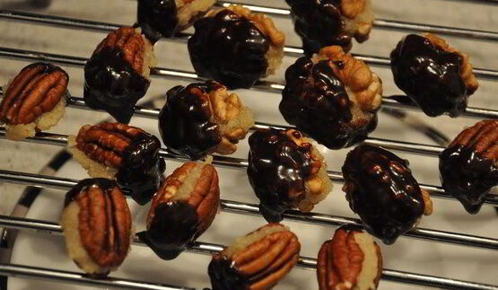 конфетки с миндально-винной начинкой и кленовым сиропом