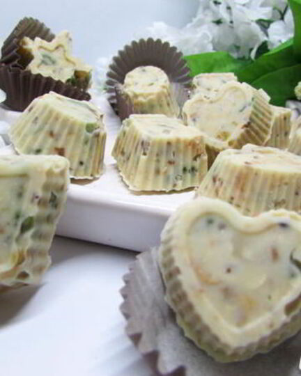 Рецепт конфет из белого шоколада с орехами и цукатами