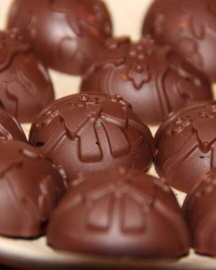 Рецепт шоколадных конфет с курагой и вишневым джемом
