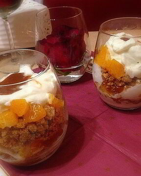 Крамбл со взбитыми сливками и соленой карамелью