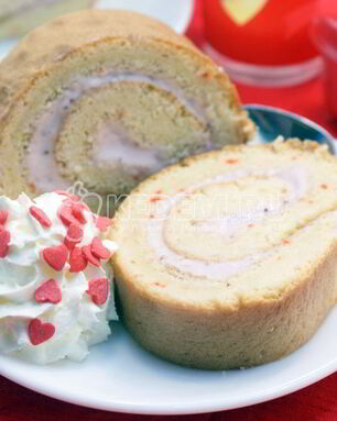 Бисквитный рулет с клубничным кремом