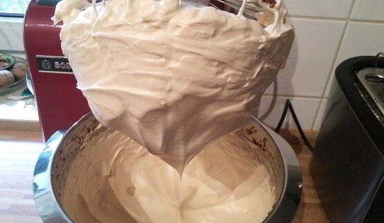 карамельная павлова со сливочным кремом и яичным ликером