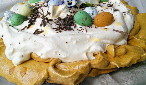 карамельная павлова со сливочным кремом и яичным ликером