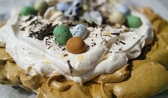 карамельная павлова со сливочным кремом и яичным ликером