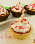 Песочные корзиночки с вишневым джемом и белковым кремом