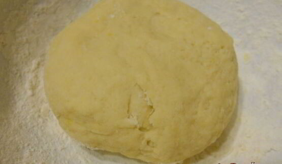 песочные корзиночки с вишневым джемом и белковым кремом