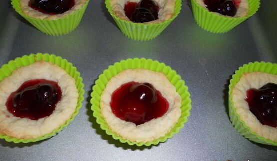 песочные корзиночки с вишневым джемом и белковым кремом