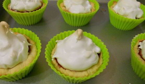 песочные корзиночки с вишневым джемом и белковым кремом