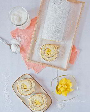 Рулет с манго и кокосовым кремом