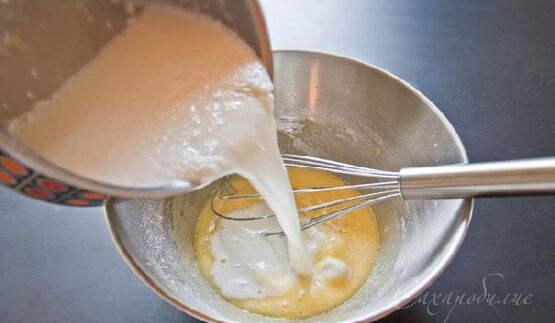 рулет с манго и кокосовым кремом