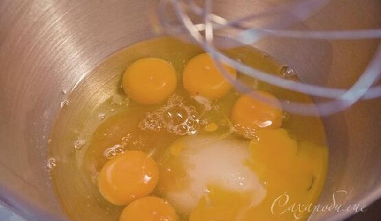 рулет с манго и кокосовым кремом