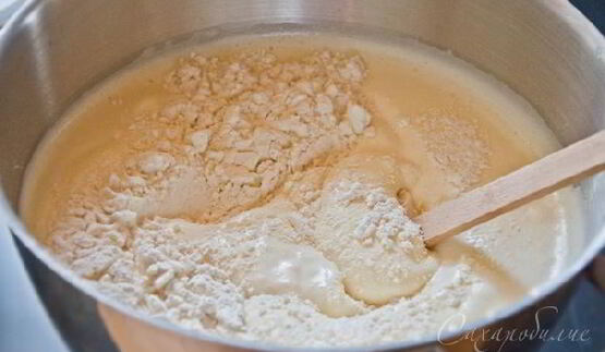 рулет с манго и кокосовым кремом