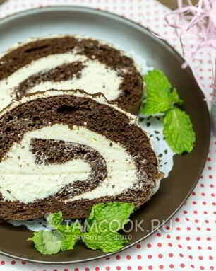 Шоколадный бисквитный рулет со сливочным кремом