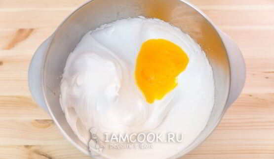 шоколадный бисквитный рулет со сливочным кремом