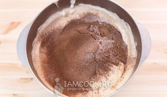 шоколадный бисквитный рулет со сливочным кремом