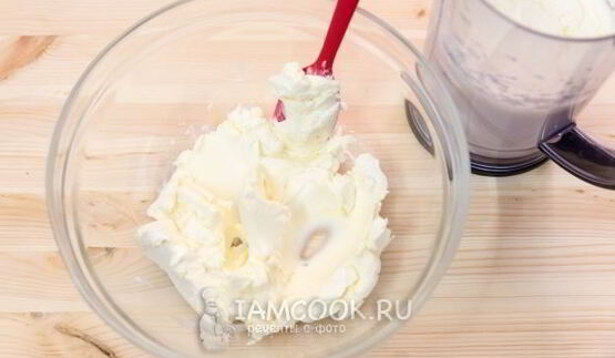 шоколадный бисквитный рулет со сливочным кремом