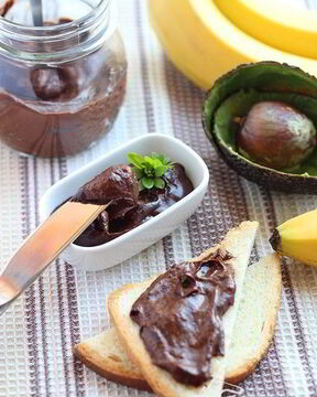 Шоколадный пудинг из банана и авокадо