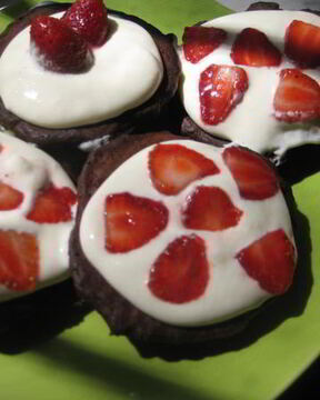 Шоколадные коржики с кремом и клубникой