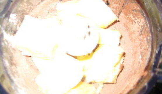 шоколадные коржики с кремом и клубникой