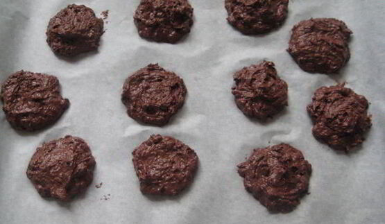 шоколадные коржики с кремом и клубникой