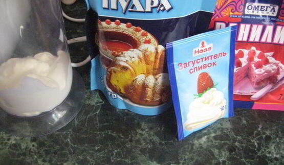 шоколадные коржики с кремом и клубникой