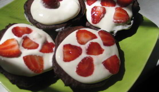 шоколадные коржики с кремом и клубникой