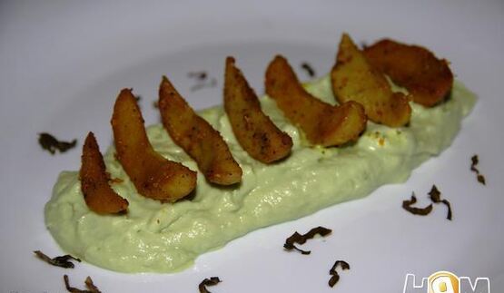 яички барашка на творожном креме из авокадо