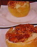 Заварной крем-пудинг, запеченный в яблоке, под миндальной корочкой