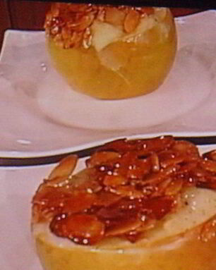 Заварной крем-пудинг, запеченный в яблоке, под миндальной корочкой