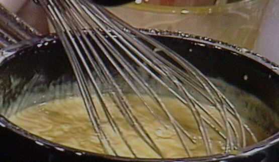 заварной крем-пудинг, запеченный в яблоке, под миндальной корочкой