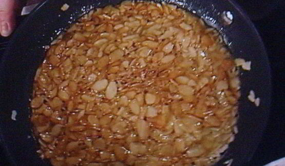 заварной крем-пудинг, запеченный в яблоке, под миндальной корочкой