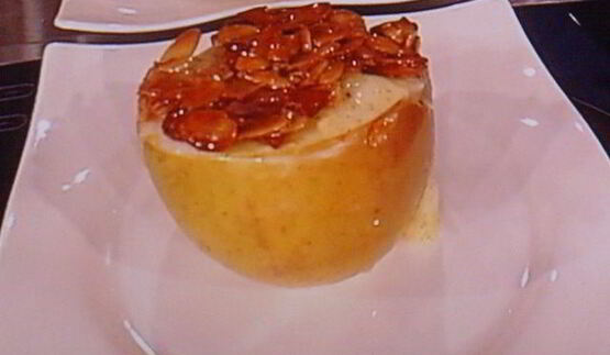 заварной крем-пудинг, запеченный в яблоке, под миндальной корочкой