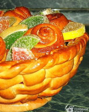 Корзинка с сахарными булочками и мармеладом