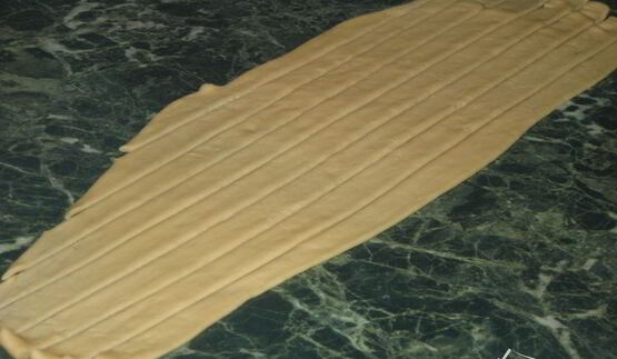 корзинка с сахарными булочками и мармеладом