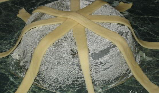 корзинка с сахарными булочками и мармеладом