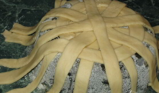 корзинка с сахарными булочками и мармеладом