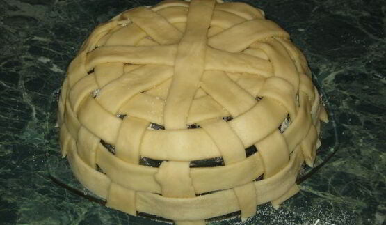 корзинка с сахарными булочками и мармеладом