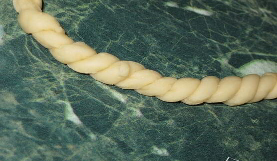 корзинка с сахарными булочками и мармеладом