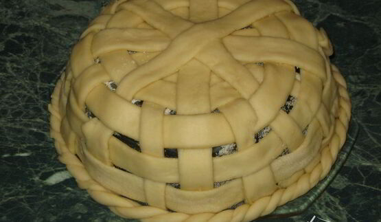 корзинка с сахарными булочками и мармеладом