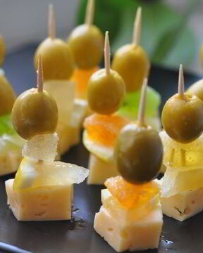 Закуска на шпажках с мармеладом