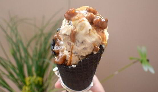 карамельное мороженое с карамельными орешками