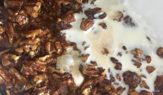 карамельное мороженое с карамельными орешками