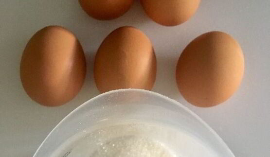 карамельное мороженое с карамельными орешками