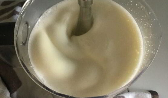 карамельное мороженое с карамельными орешками