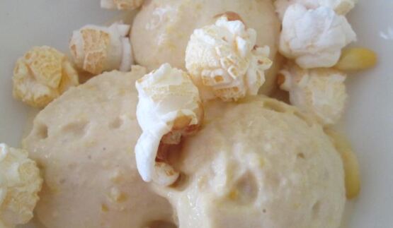 кукурузное мороженое с попкорном и хлопьями
