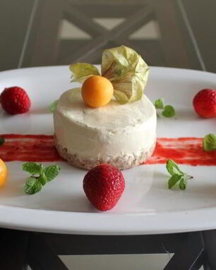 Мороженое-чизкейк с ягодным кули